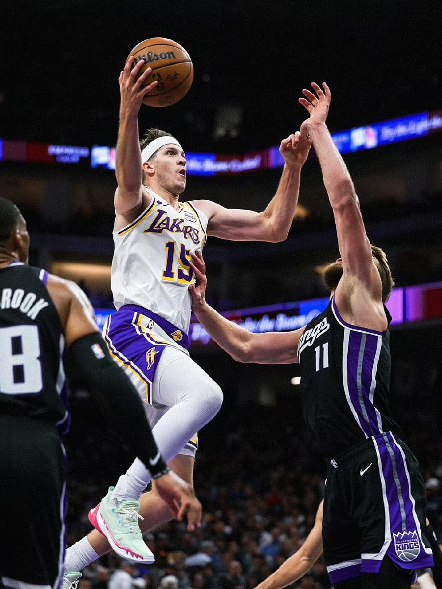 罚曼巴来袭！里夫斯51分诠释何谓超级巨星！
在今天NBA常规赛湖人对阵国王的比赛