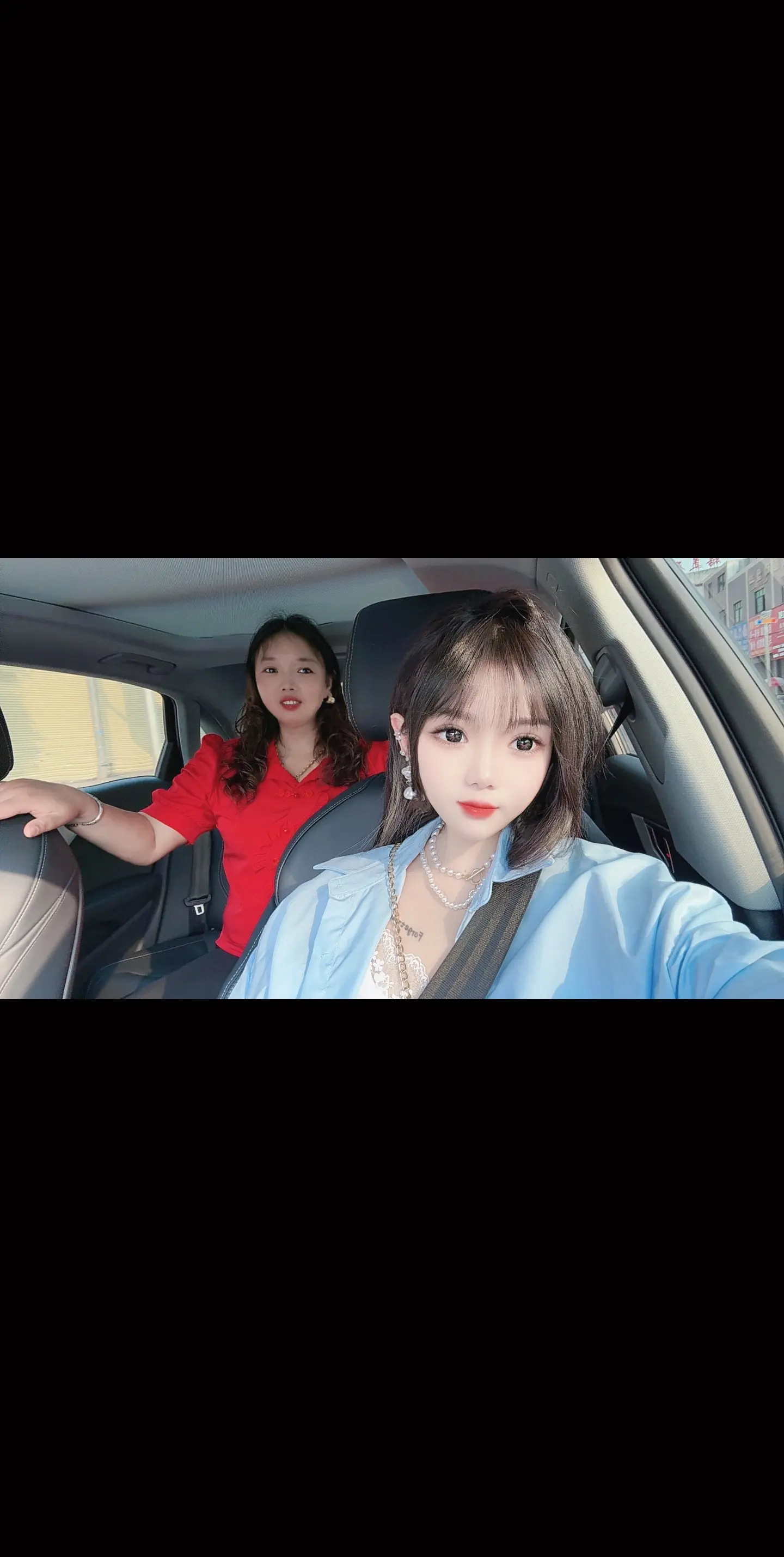 报不完的恩，是妈妈的恩，还不完的情，是妈妈的情，谢不了的爱，是妈妈的爱...