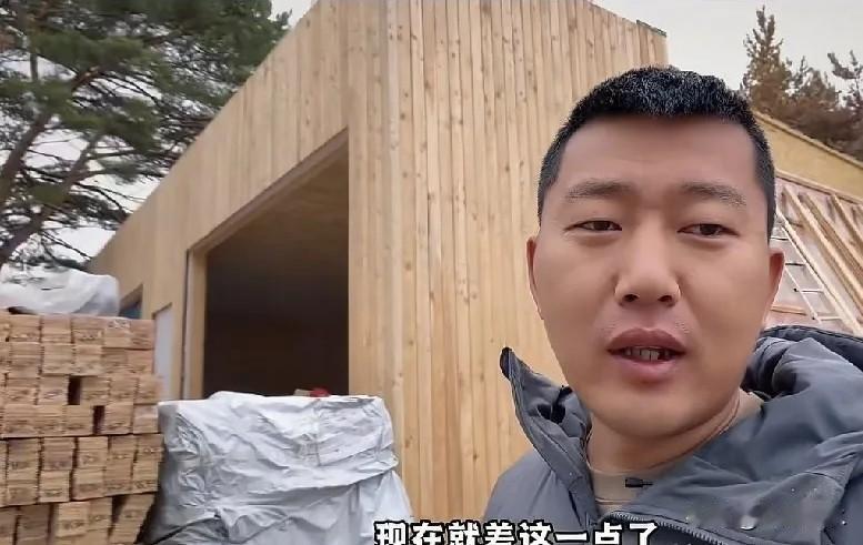 阿楠坐在贝加尔湖边的工地上，手里拿着手机，上面有粉丝留言说：“哒莎怀孕了吗？”肚