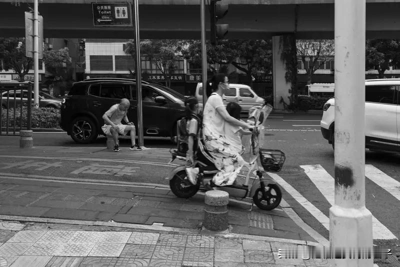 骑电动车还能带孩子吗？解读来了 12月1日新修订的《电动自行车安全技术规范》过渡