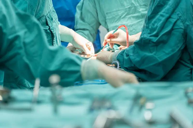 血管被气炸了
近日，江苏的张先生和妻子因琐事发生争吵，过程中突然感到心口剧烈疼痛