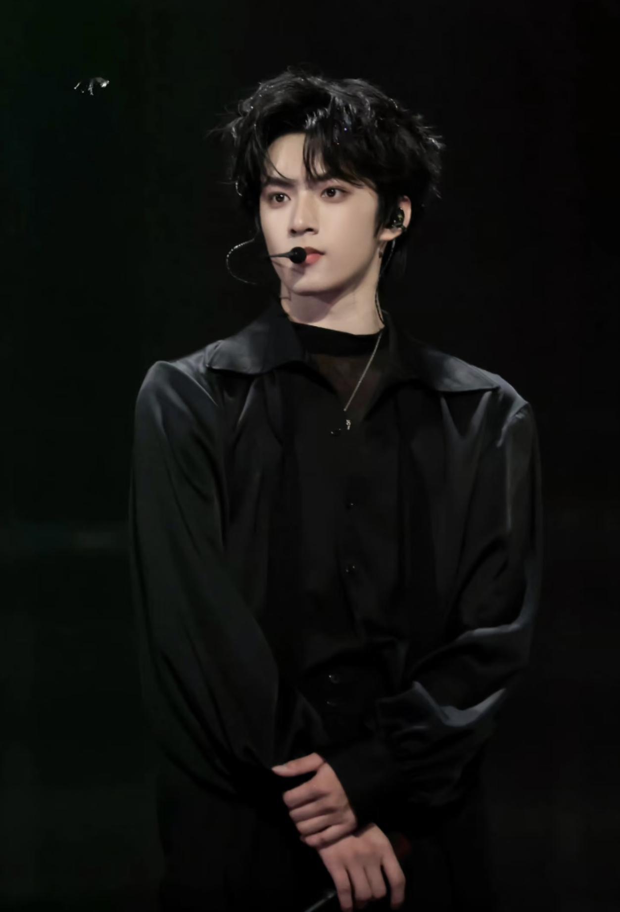 刘耀文被铃铛人支配的恐惧刘耀文跑男弱点暴露！直面铃铛人直接自带压迫感，妥妥的童年