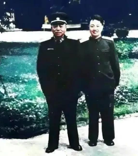 1954年，彭德怀和警卫景希珍的合影，此人颇为仗义，彭总落难，他不离不弃。 
 