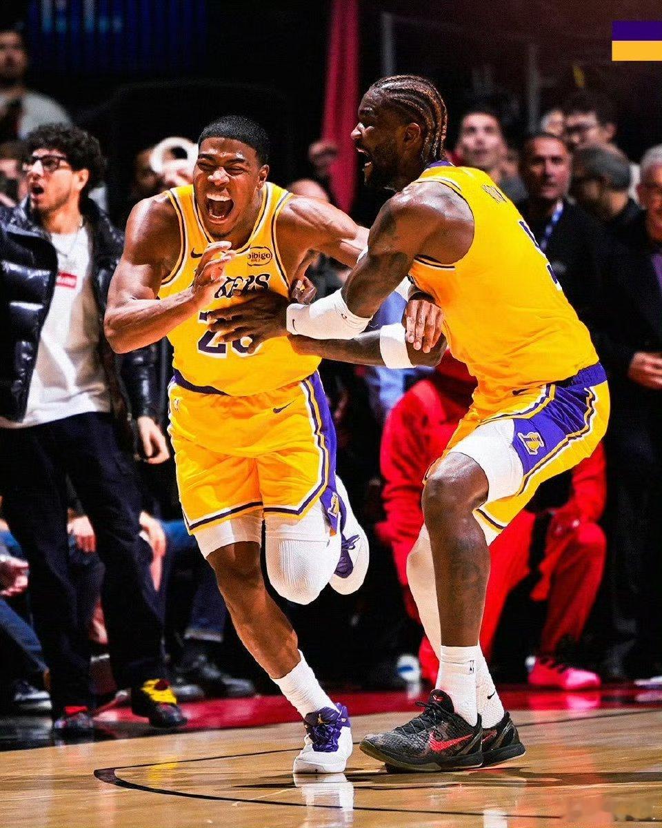 湖人队本赛季的氛围太棒了。