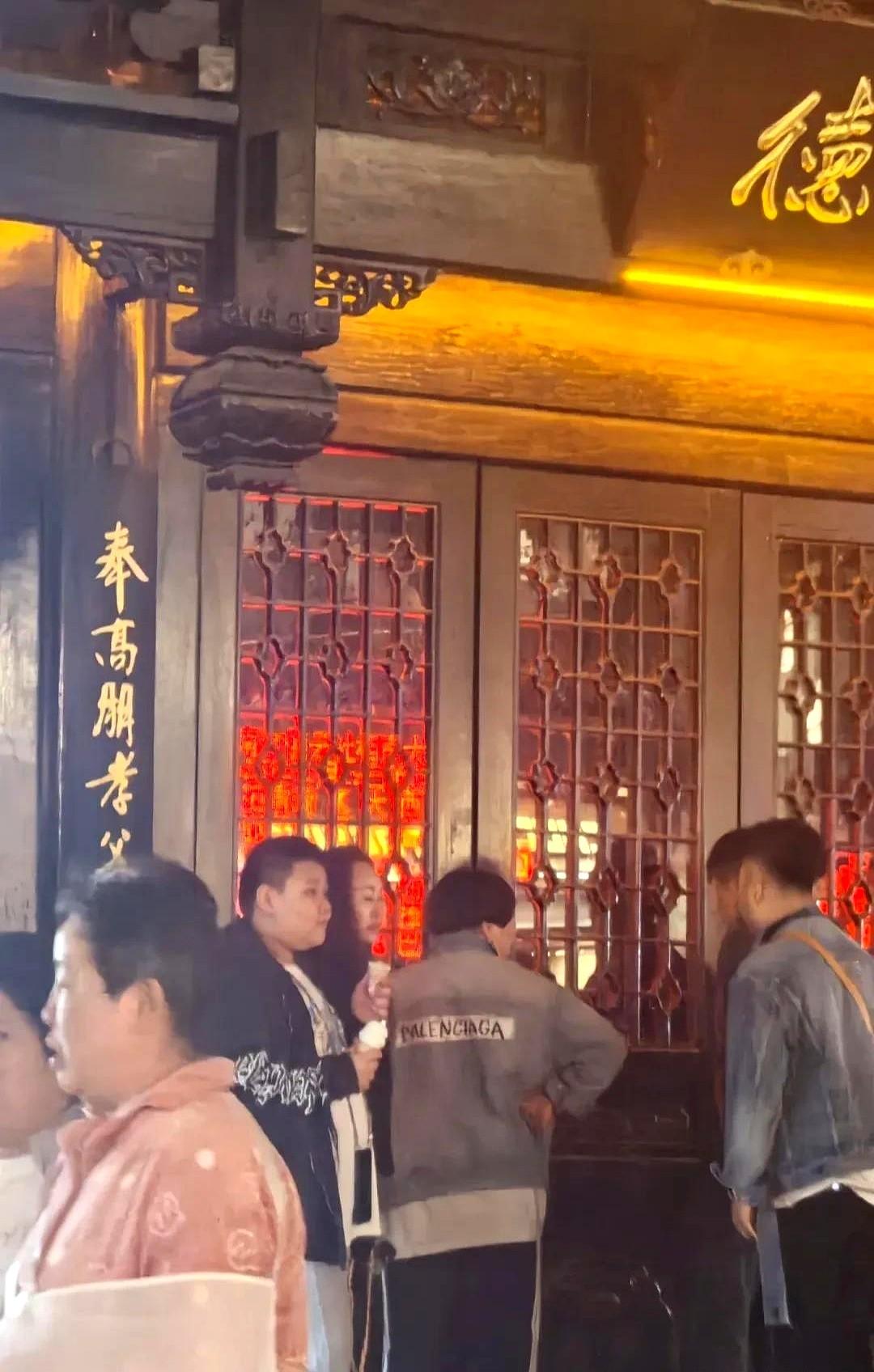 郭德纲老婆王惠，真有点“老板娘”那味儿了。

有人在南京德云社门口碰见她带小儿子