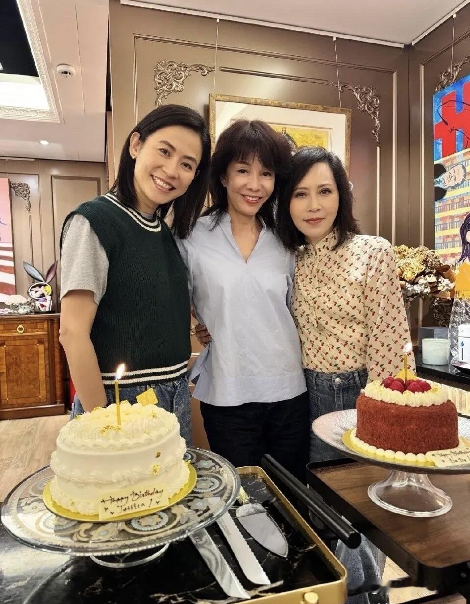 萱萱都55岁了，虽然皮肤有点松弛了，但整体状态还相当好，比普通人有气质，身材没有