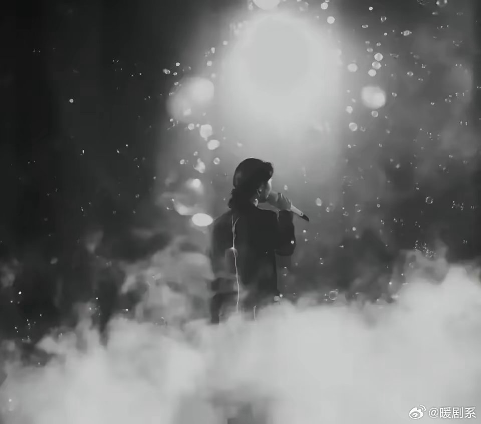 别劝年轻人追星了，看看单依纯演唱会票价吧。 深圳站，1880元的官方票，黄牛手里