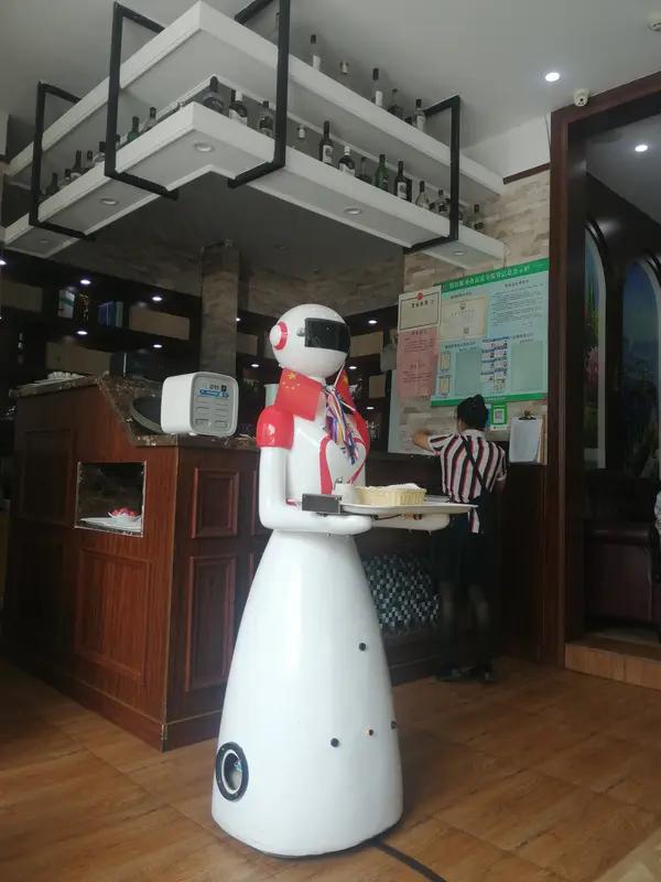 酒店旺季雇机器人送餐，这操作挺妙的。旺季时酒店客流量大，人力可能忙不过来，机器人