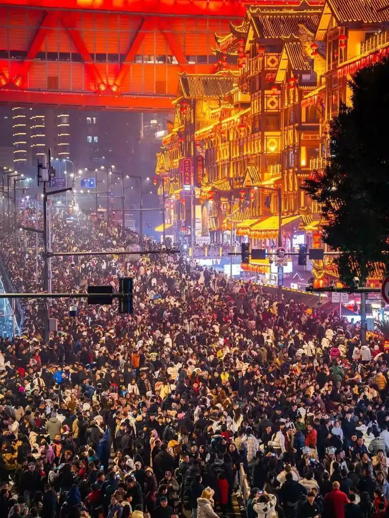 大家有没有发现一个问题？人口年年降，节假日却挤爆？
 
你有没有发现一个奇怪的现