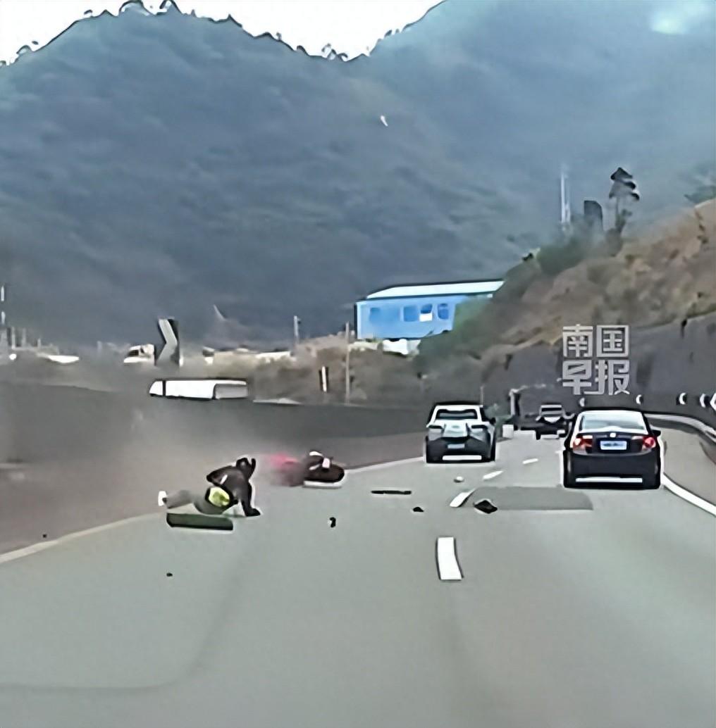 云南一汽车变道未打转向灯与摩托车发生剐蹭，致摩托车失控撞到隔离带！目击者：发生事