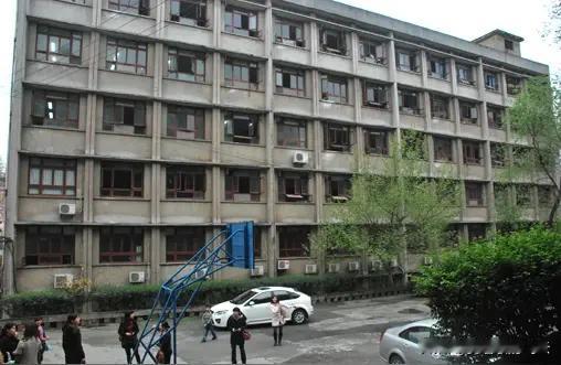我记得是1999年9月9号到南充卫校入学，这一天怀着激动的心情进入卫校上学，开启