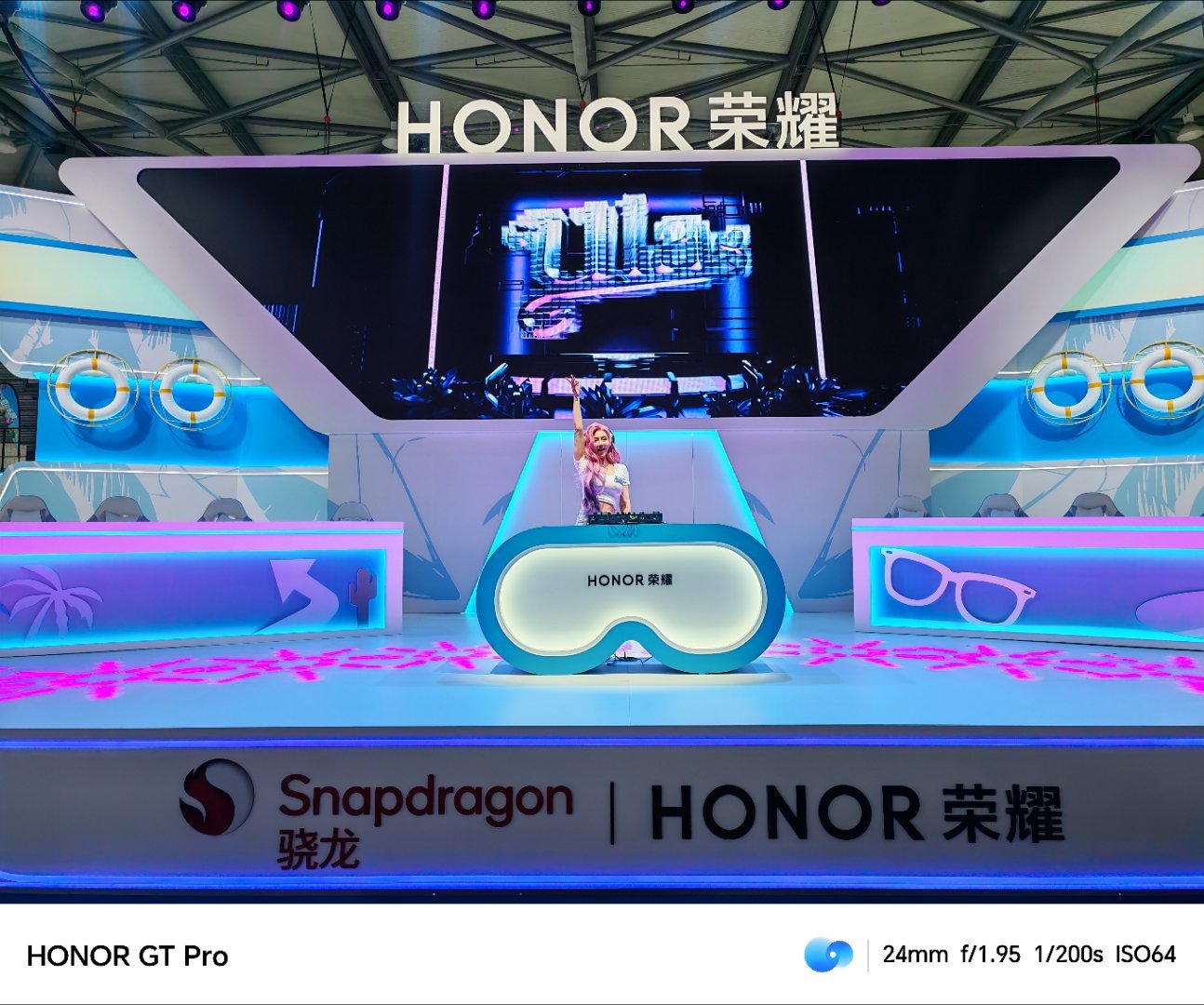 上海ChinaJoy现场打卡！今年荣耀展台居然直接搭了个夏日乐园，彩色遮阳棚+清