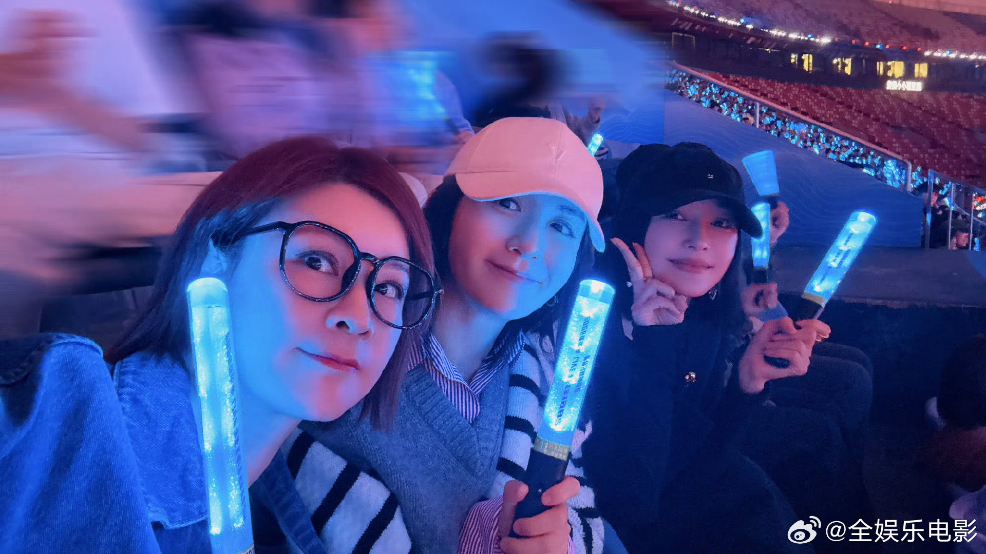 杜华谢娜秦岚合照杜华第三次来看杰哥的鸟巢演唱会了 第三次来看杰哥的鸟巢演唱会了！