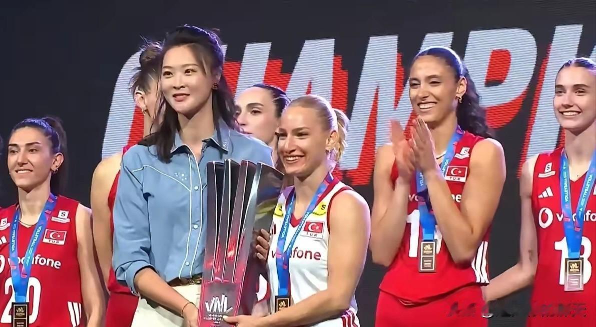 惠若琪为土耳其颁奖有感！中国女排第四，新人成长急不得 备战
 
昨天刷到世联赛决