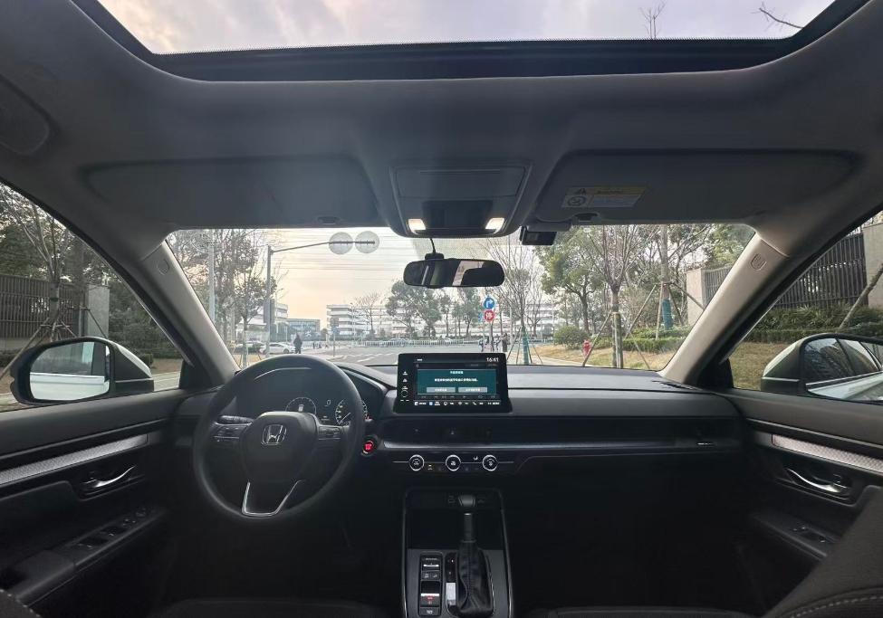 本田皓影的内饰中规中矩，中控屏幕还可以，就是边框厚了点，而且空调出风口是蜂窝网状