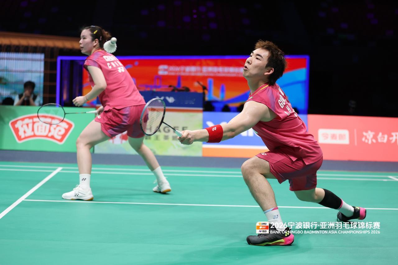 郭新娃/陈芳卉无缘四强
宁波亚锦赛混双1/4决赛
郭新娃/陈芳卉以21-19，1