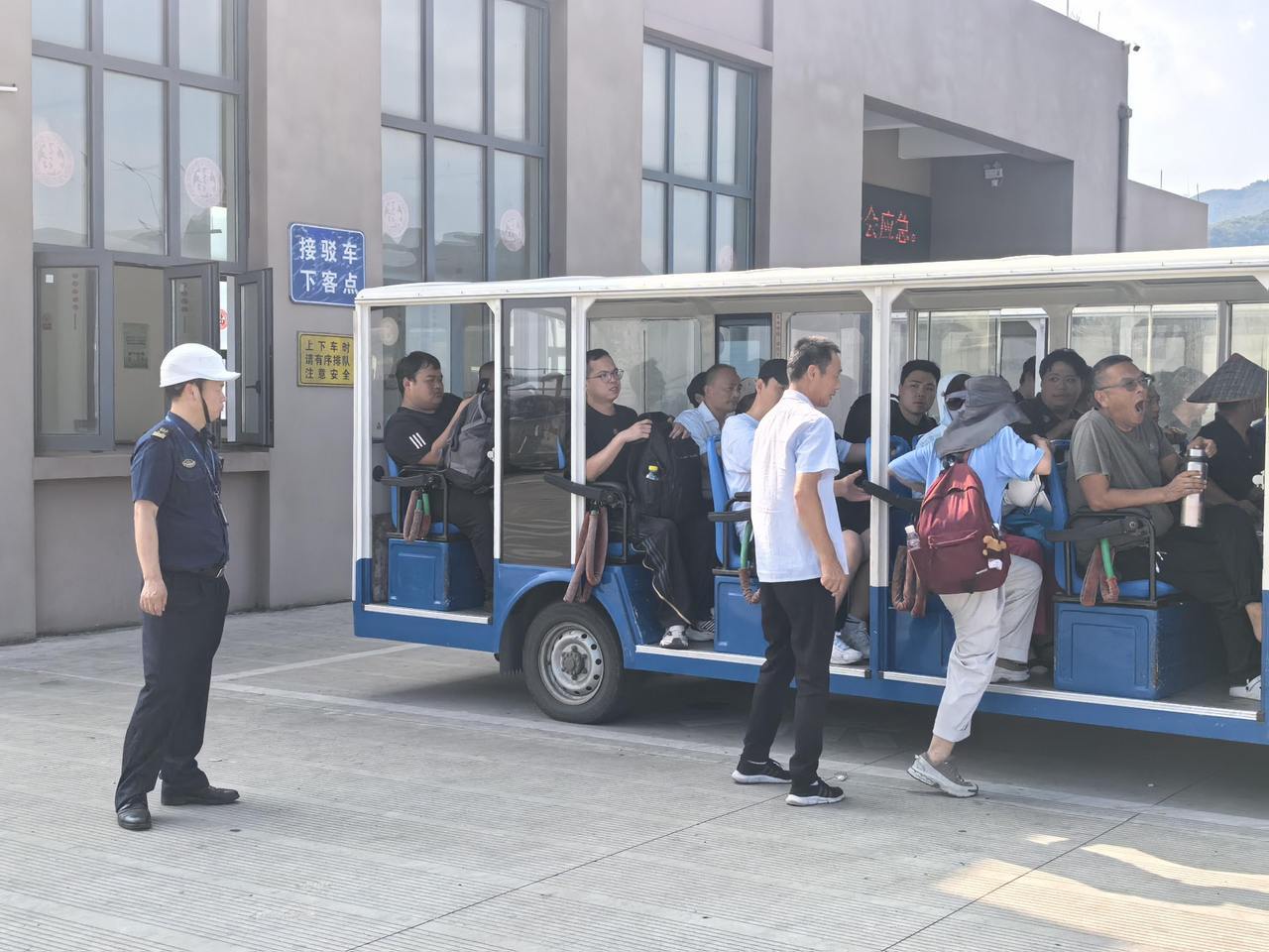 宁波全力迎战台风白海豚 【台风“白海豚”逼近，宁波22条沿海客运航线将陆续停航 