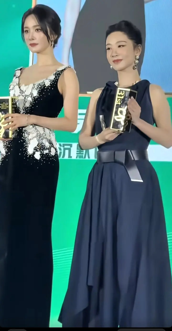 我的妈呀，杨紫和杨幂白玉兰同框，感觉这个造型好虐啊，是不是得罪造型师了… 