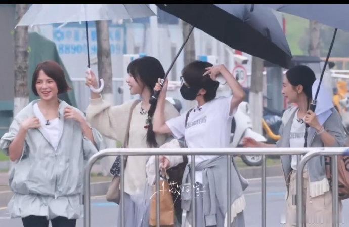 浪姐7二公小考上班路透 姐姐们状态在线奔赴小考，已经开始期待舞台表现了。乘风20