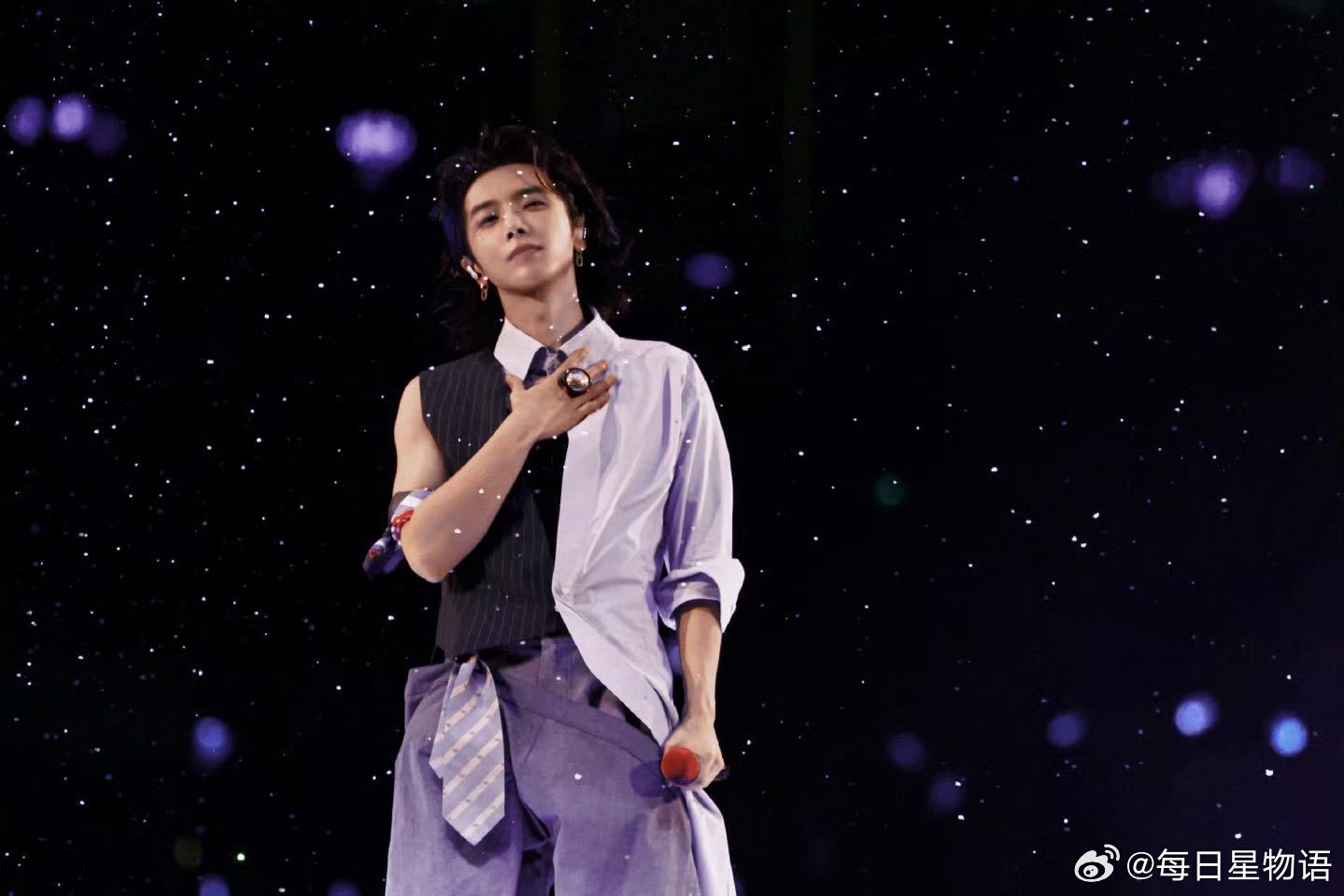  华晨宇南京乐园场抢票难度 南京站乐园场演唱会预售反响热烈，门票迅速售罄。别开生