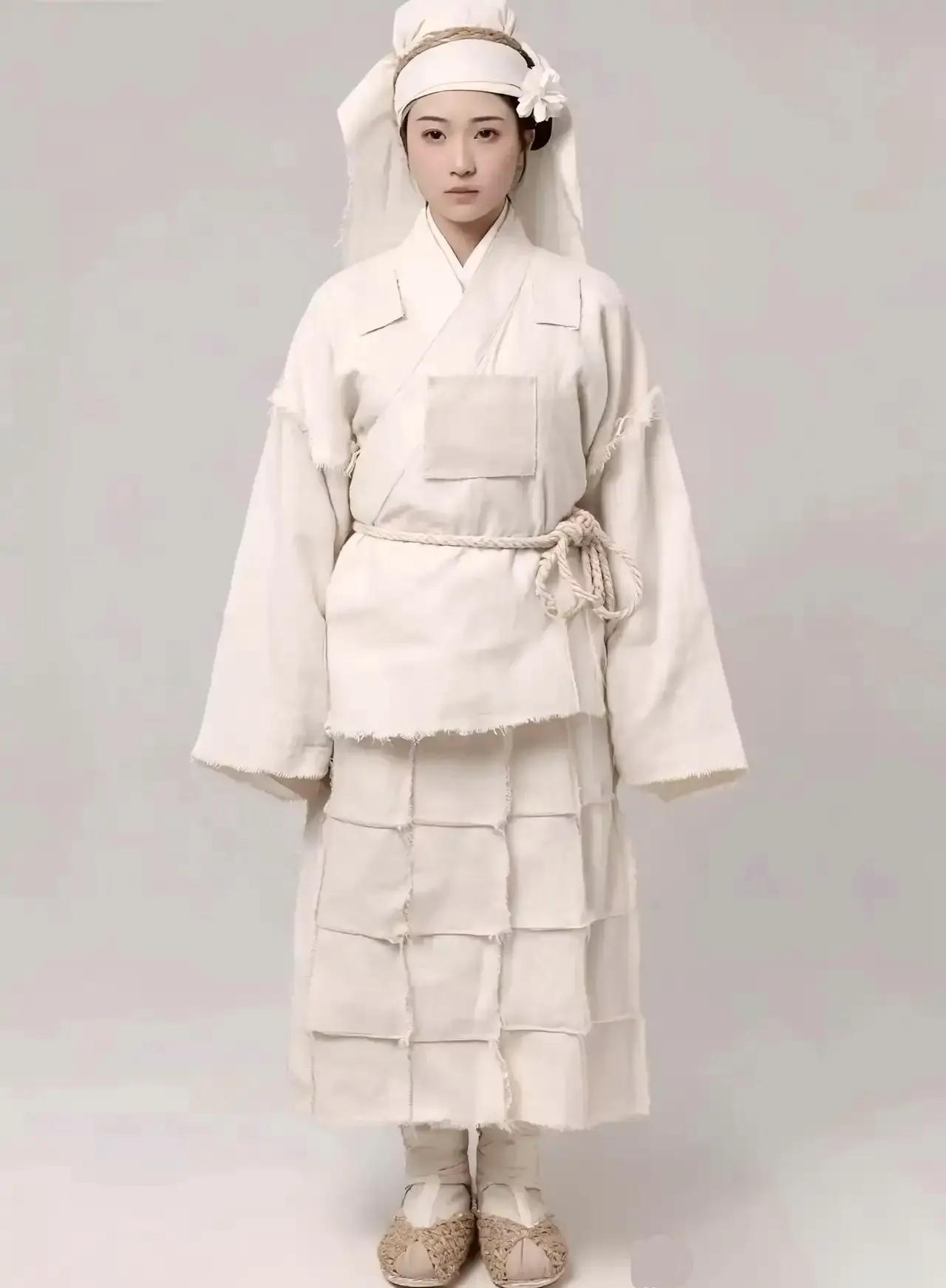 巴黎世家2026早秋系列横空“出世”，这款服饰令东方观众见到啼笑皆非，比模特的台
