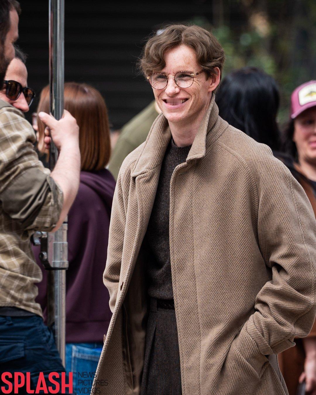 小雀斑《豺狼的日子》第二季片场照，卷毛造型现身。剧集预计今年晚些时候播出。 