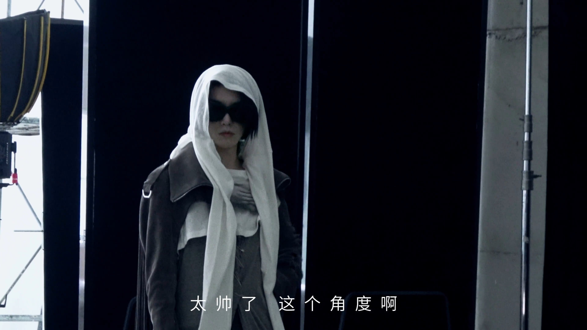 华晨宇芭莎男士封面拍摄幕后vlog华晨宇芭莎男士封面拍摄幕后vlog，片场此起彼