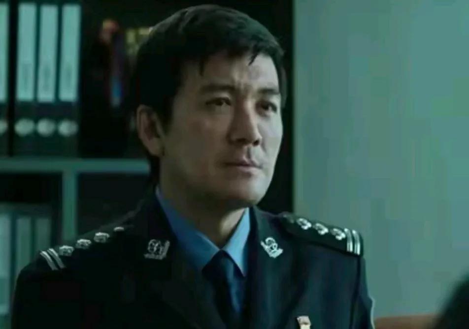 还挺佩服杨子的。他在《宿敌》里演警队队长。居然没用配音。这点对于他来说真的不容易
