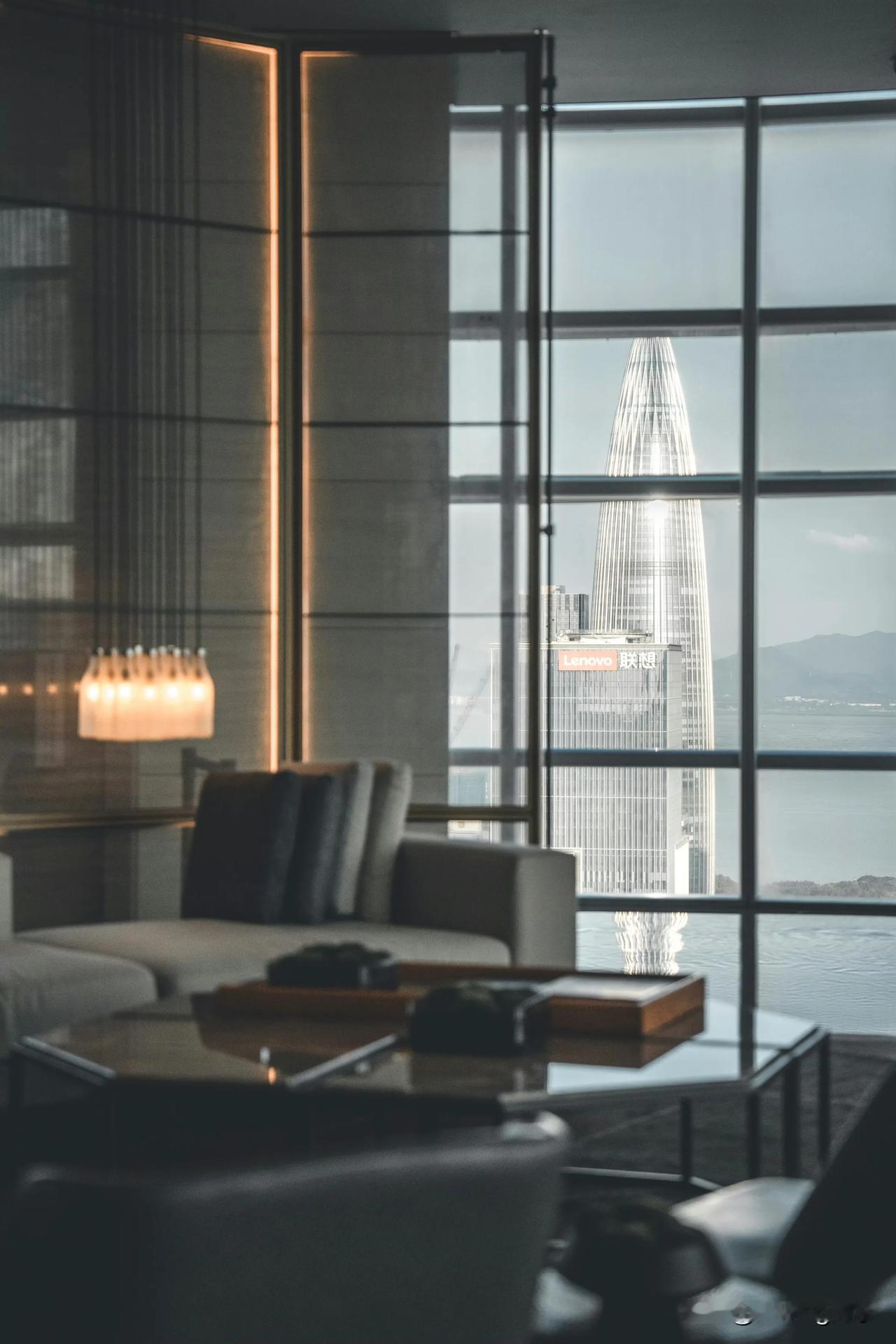 周末又来深圳湾畔打卡啦～这次发现了一个隐藏的空中艺术馆——「深圳中洲万豪酒店」！