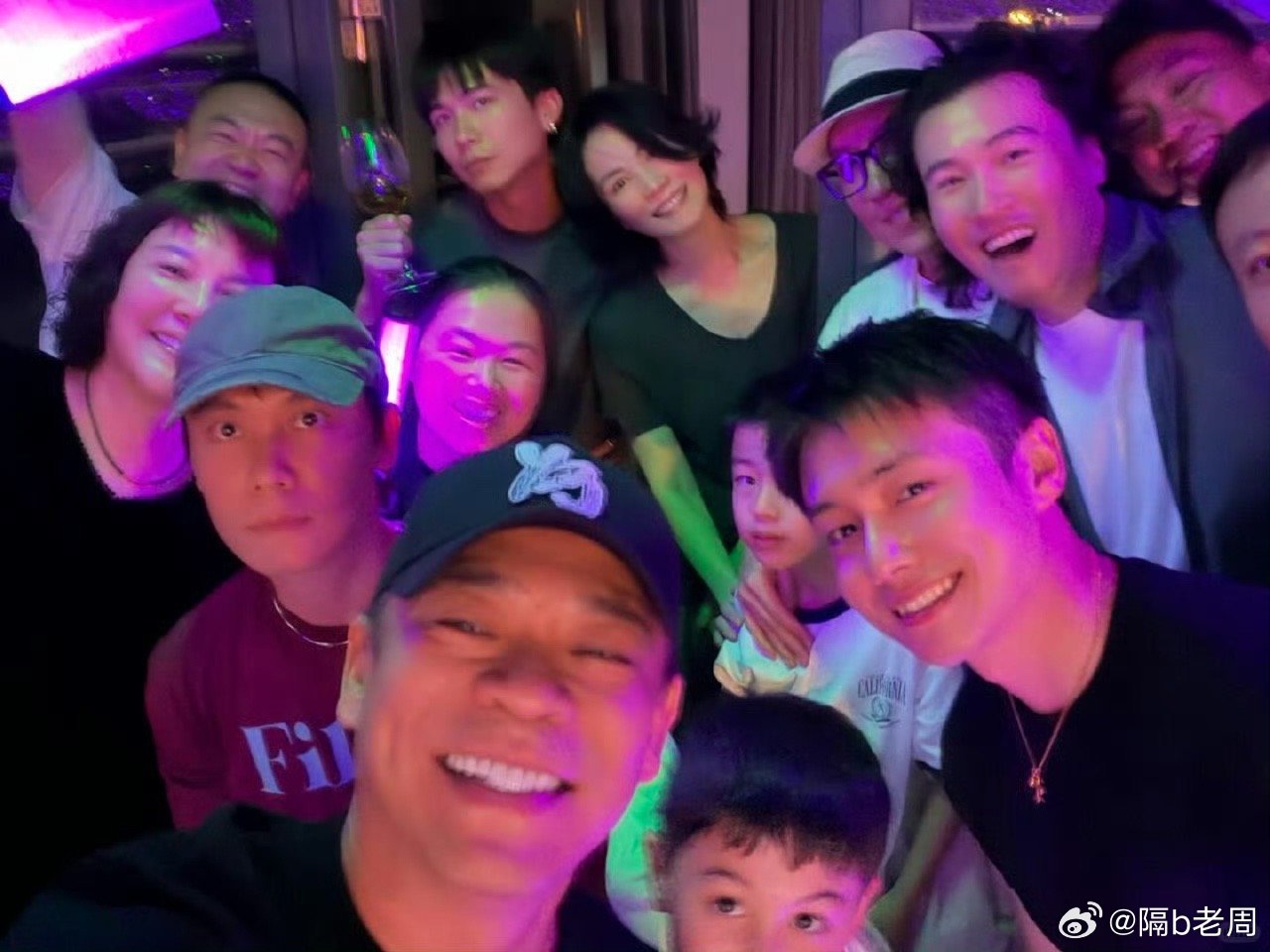 王菲邀请孙浩看谢霆锋演唱会菲姐成了老“妖精”，见过的人说就是披个麻袋都好看。 