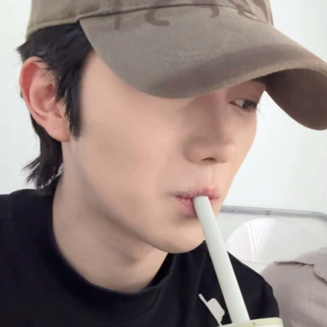 星星只要在立秋一喝奶茶就会变成小猪 