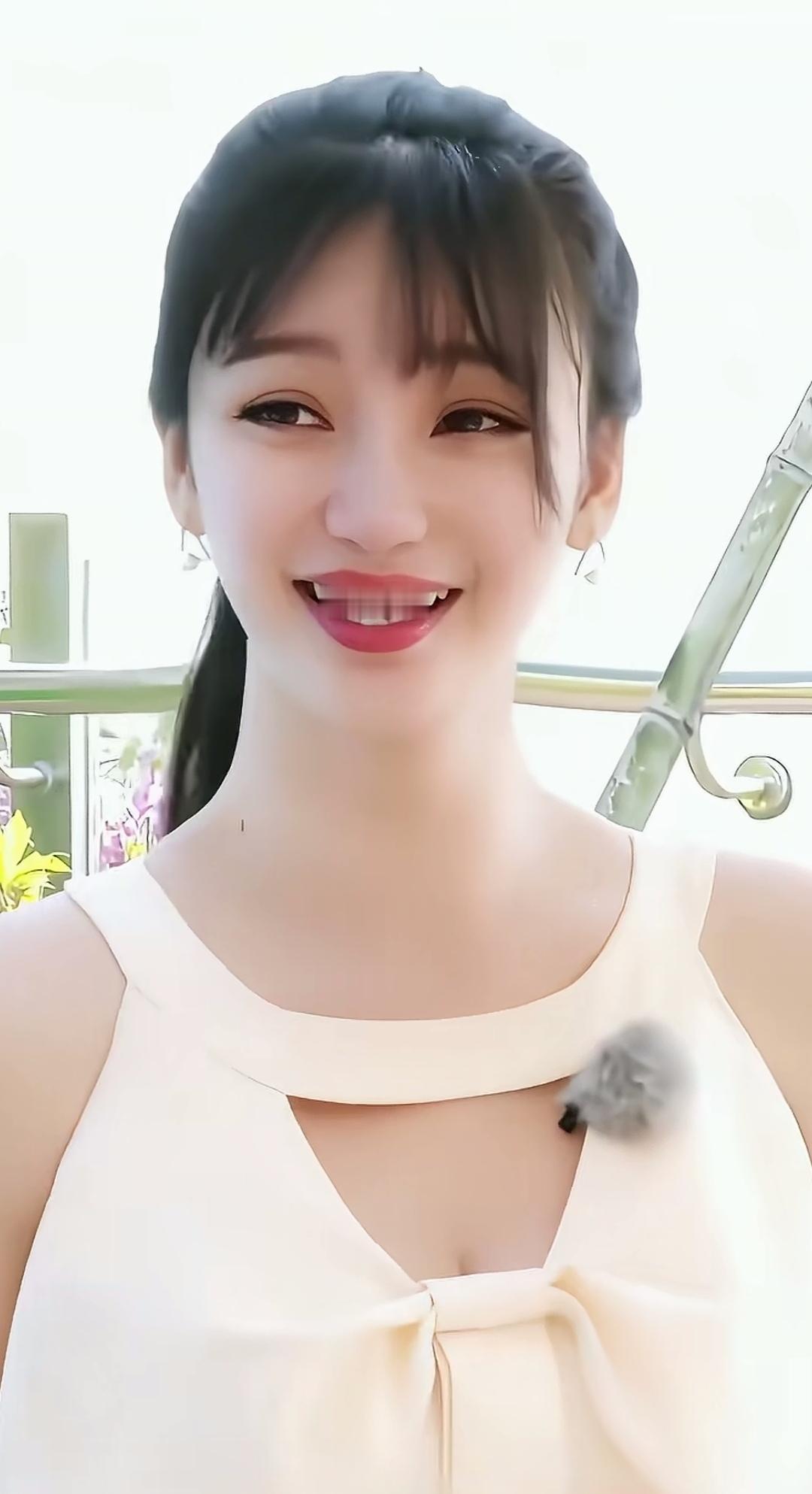 这位小姐姐笑容好甜啊！