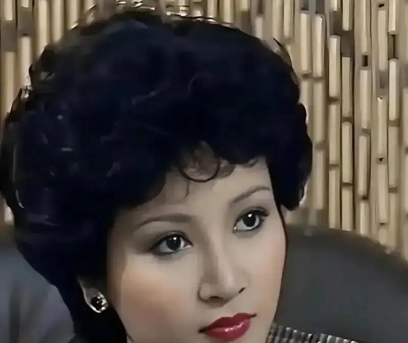狄波拉离婚那天，在律师楼门口抱着谢贤转了3圈。她说恭喜你，我们自由了。旁边人看傻