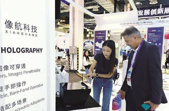 很多人还盯着各家大模型跑分、参数规模比高低，殊不知这套玩法早就被行业彻底抛弃。
