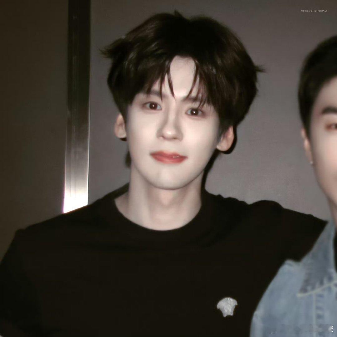 张艺凡魏哲鸣赖伟明三人必有steve 这边氛围甜度超标，另一边的魏哲鸣格格不入，