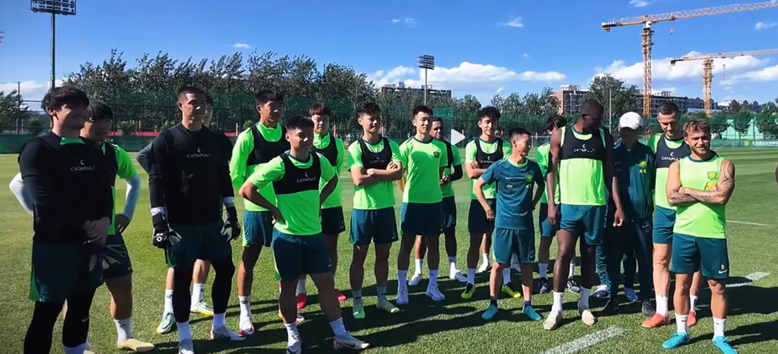 俱乐部官方视频显示，此前受伤的何宇鹏已归队。北京国安[超话]中超联赛 ​​​