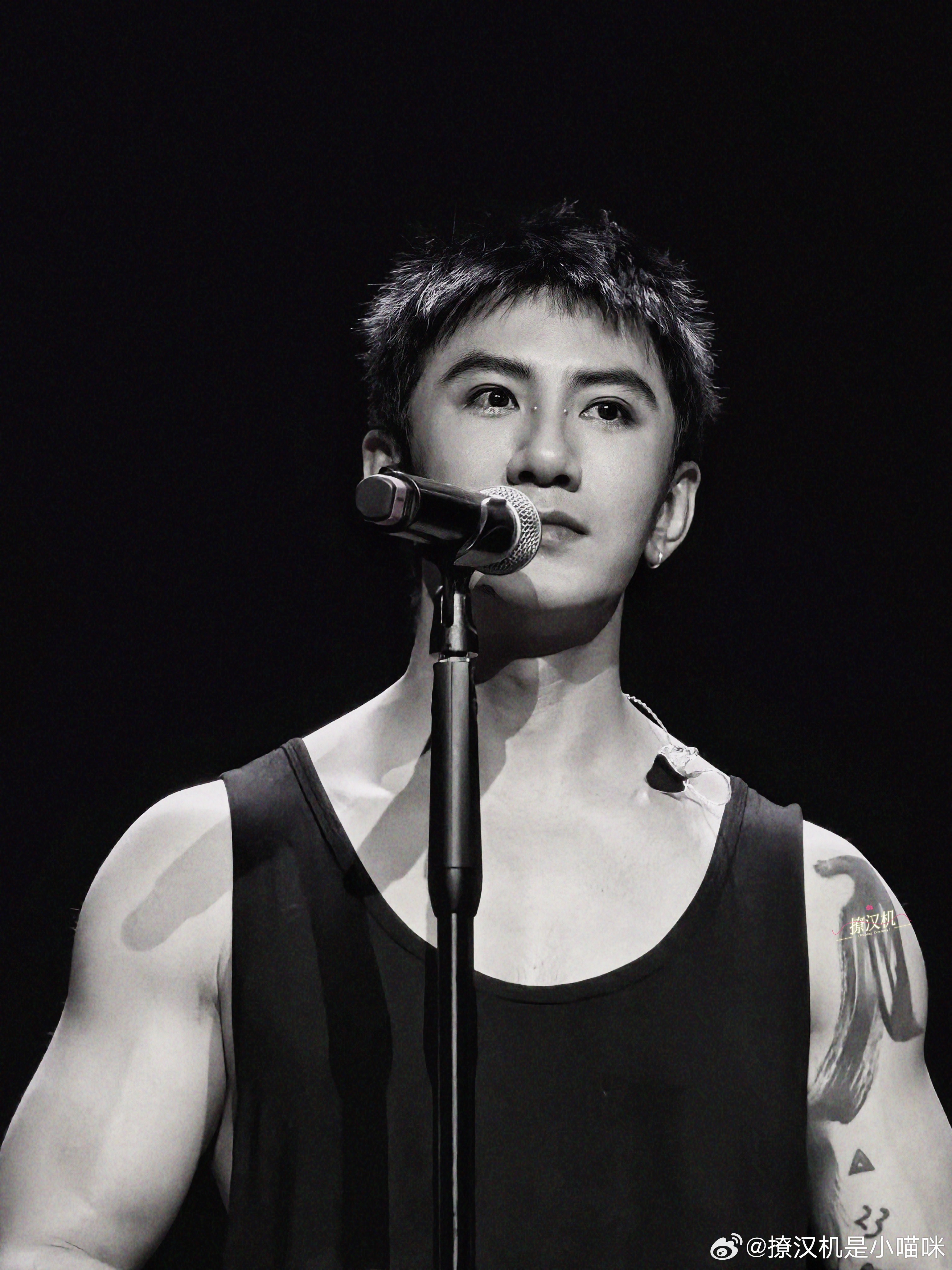 谁懂肖顺尧黑背心的含金量怎么会有人随便拍都好看？视频每一帧随便截图也好看？？？ 