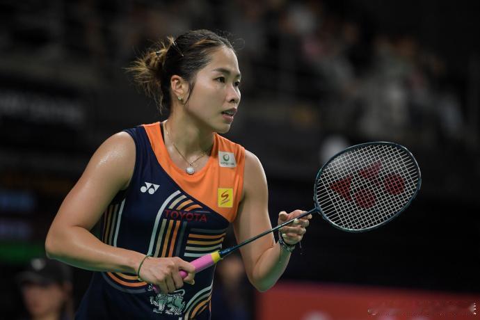 2026印尼大师赛女单1/4决赛，比赛战至15-21，22-20时戛然而止。泰国