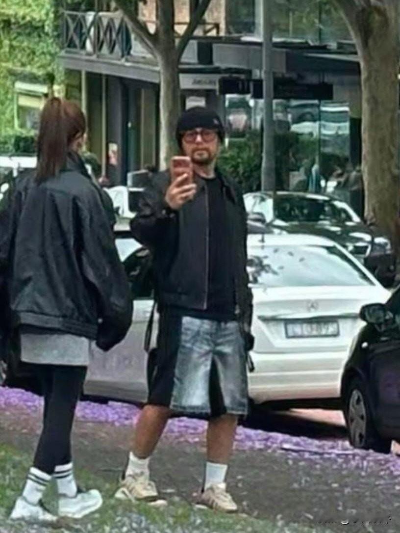 近日，有网友在澳大利亚悉尼的Paddington地区偶遇了周杰伦和昆凌，他们当时