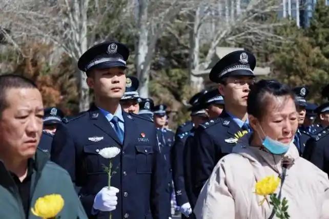 2016年，内蒙古一副所长因不肯徇私而因公殉职，6年后他的儿子高考652分，谢绝