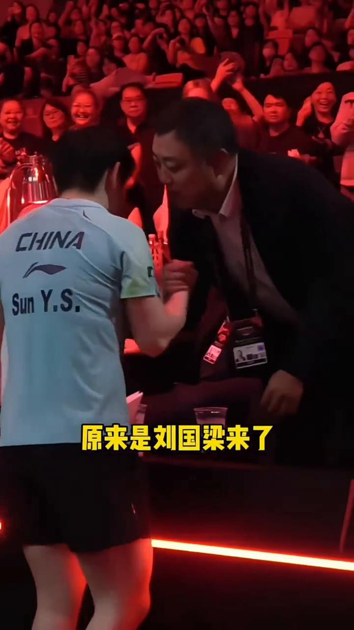 赛后马琳带着孙颖莎一路小跑，这是去见谁吗？莎莎谜之方向感，看到目标人物莎莎有点惊