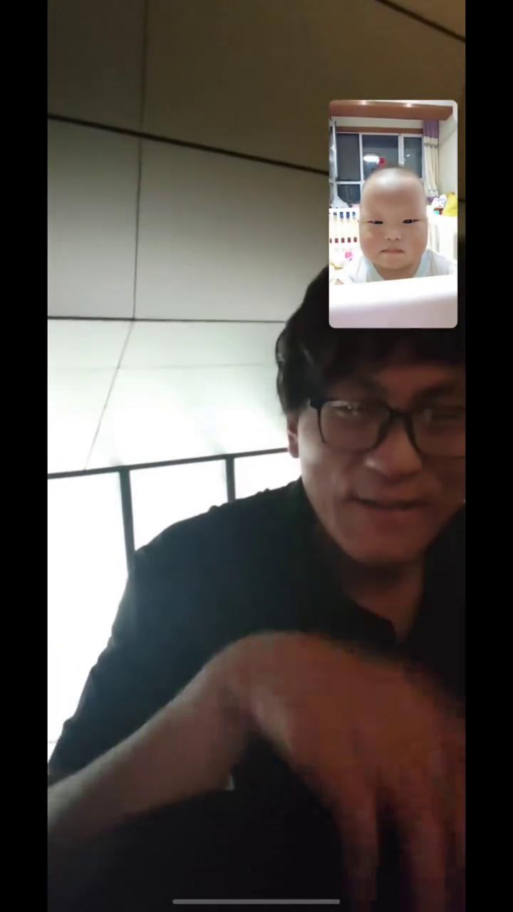 他怎么不笑了？戛然而止。