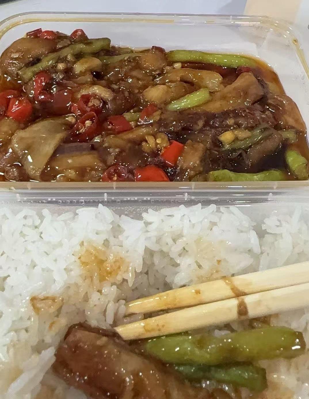 感觉厨师今天心情不好，平常都挺好吃的，今天为什么又咸又辣