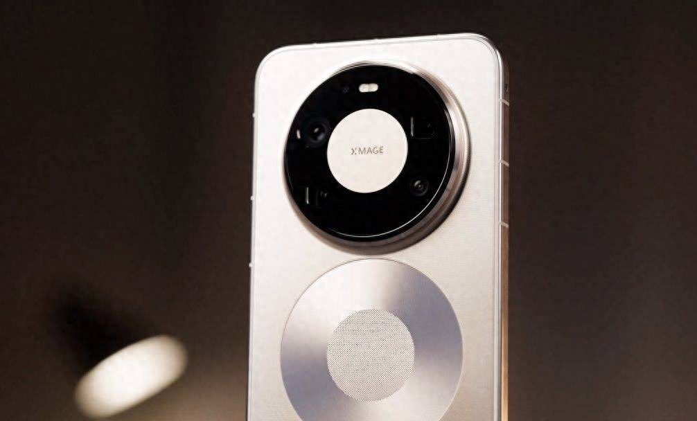 華為 Mate 旗艦新機(jī)上手：我們用 20 倍長(zhǎng)焦微距，找到了一個(gè)小彩蛋