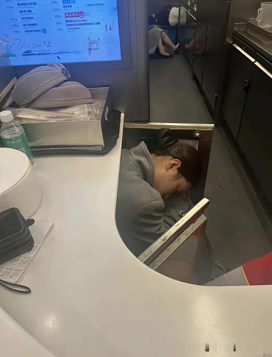 苦逼的打工人，
996是常态！
谁的生活不是一地鸡毛！
谁的日子谁知道啊！