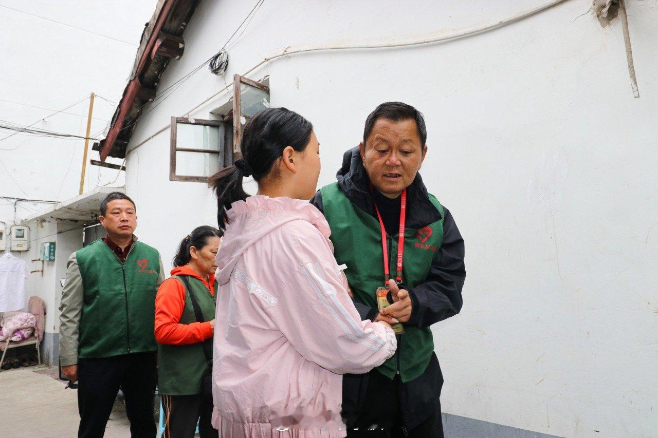 宁波好人二十余年爱心助学温暖万千学子 宁波江北的梁斌因公致残后，坚守爱心助学二十