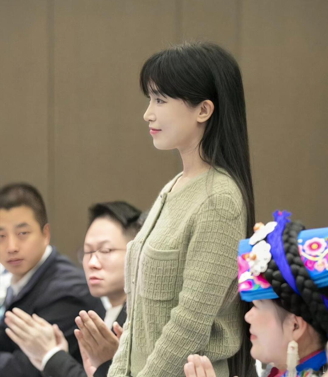 李子柒又穿着毛衣参加活动了 