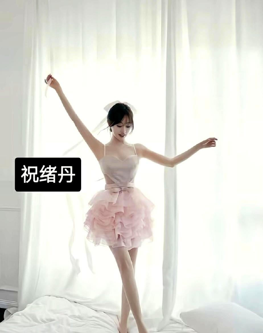 女明星的身材内卷，已经卷到短裙上了。

别再只盯着红毯长裙，私下和活动的短裙造型