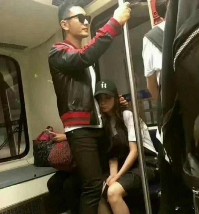 黄晓明以前的真心很爱杨颖，满满的保护欲。
黄晓明的保护欲，无论在哪个场合，从身体