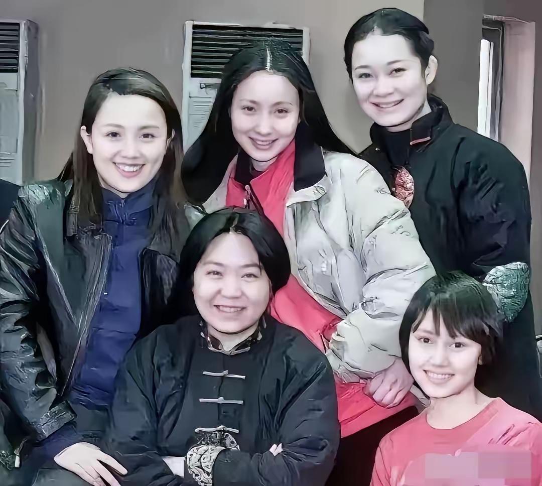 五位演员里，只认出了身穿黑色皮夹克，眼里有光又漂亮的是朱媛媛。还有眼睛大大，笑容